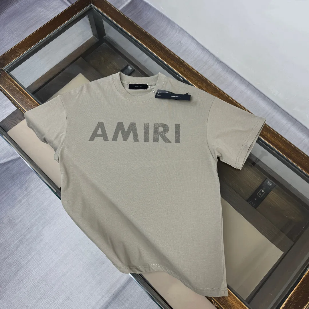 C⭐️AMIRI 26 spring and summer new products, the Newest Arrival short-sleeved round neck T-shirt ~ Same Style for men and women ~ Premium customized design, avant-garde and fashionable! Brand printed logo embellishment, Premium customized fabric, soft to the touch, comfortable to wear, imported high-end fabrics🔥The texture is very delicate, the details and craftsmanship are exquisite, the counter-level exquisite stitching, fine workmanship, and a highly moldable item, can be matched with any fashion, the fit is super good, a must-have item for trendy men! ! Color: Black White Brown Gray Size: XS S M L (OS loose version, please note your height and weight when placing an order)